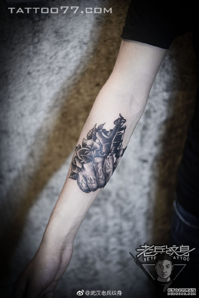 黑灰手玫瑰纹身机小臂纹身图案