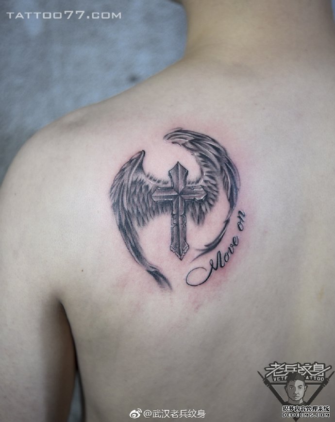 黑灰十字架翅膀英文肩胛纹身图案