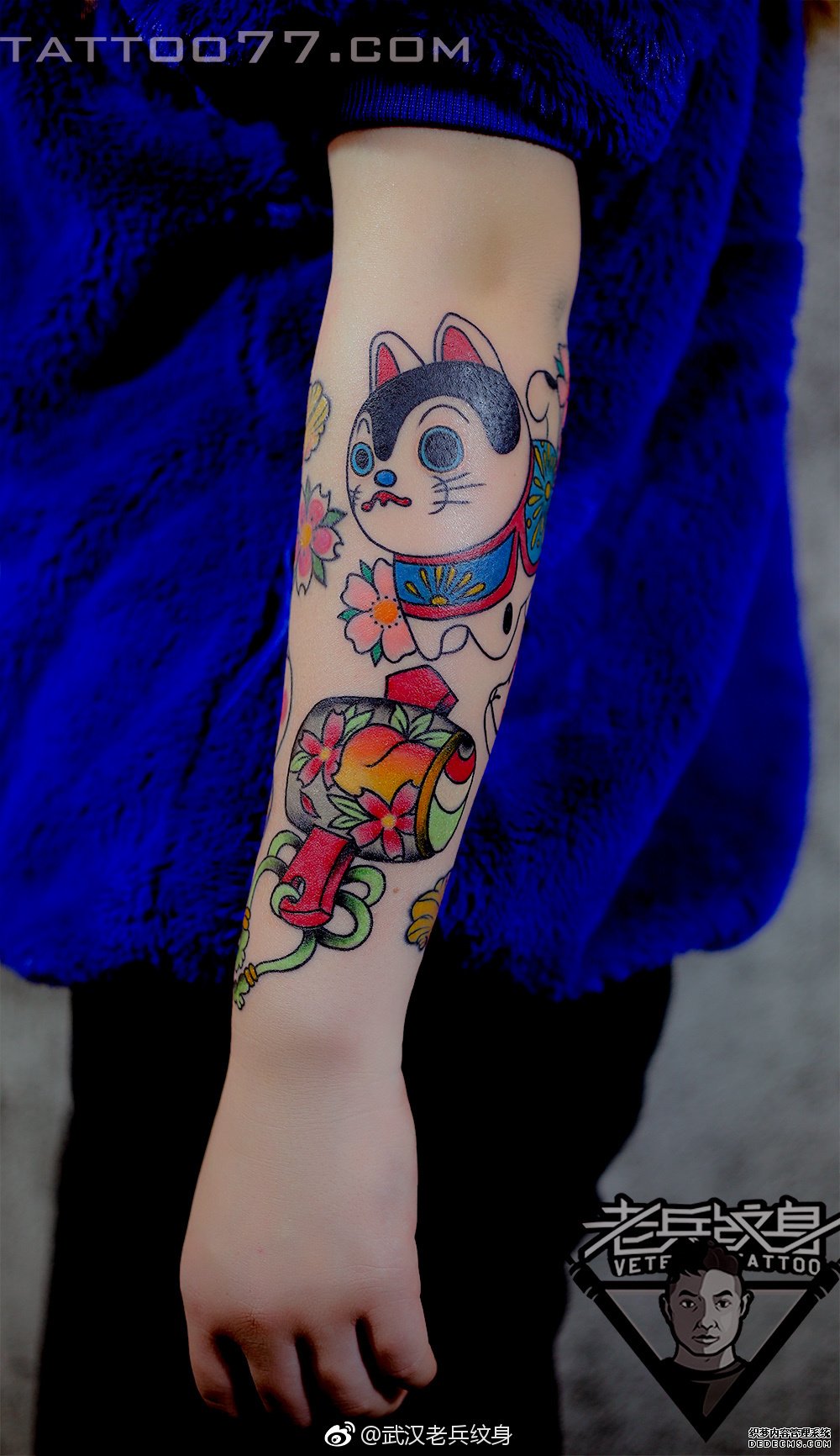 色彩猫咪鼓槌樱花小臂纹身图案