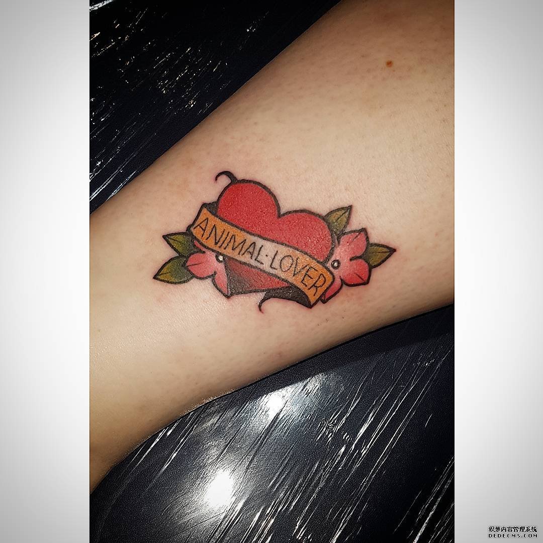 爱心樱花小腿纹身图案