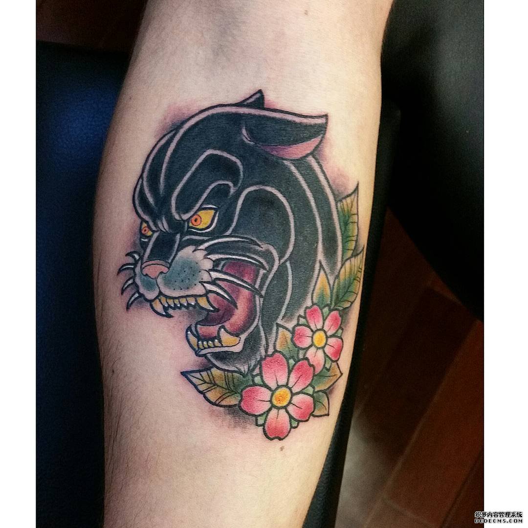 色彩豹子樱花小臂纹身图案