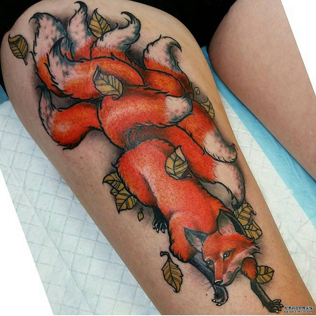 色彩狐狸落叶大腿纹身图案