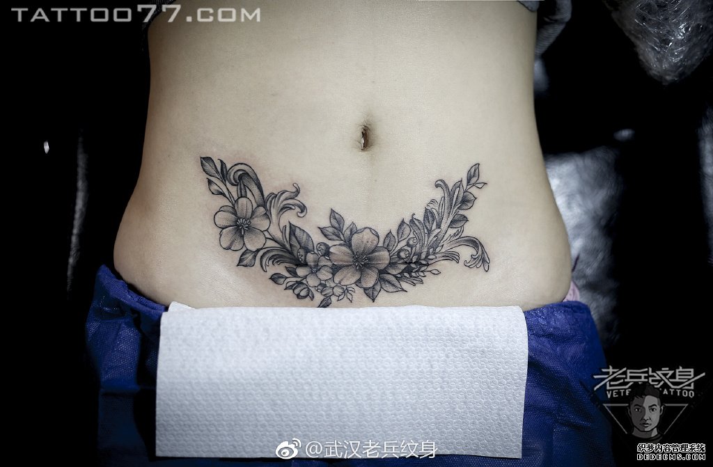 花朵遮盖腹部疤痕纹身图案