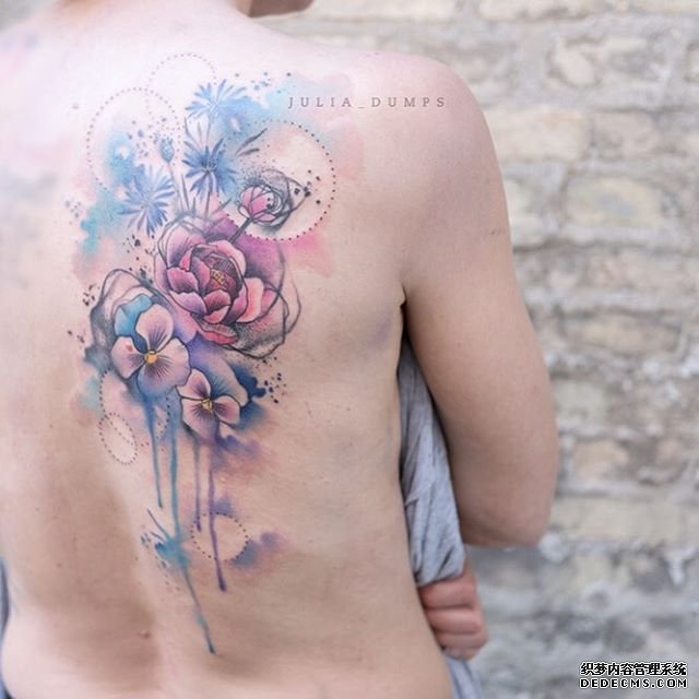 色彩后背花卉纹身