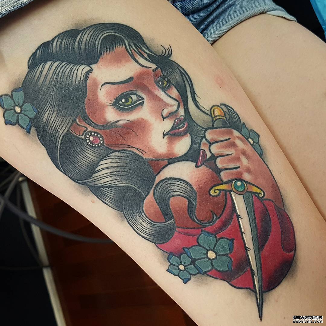 女郎匕首大腿纹身图案