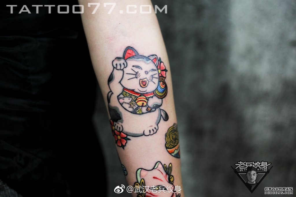 色彩招财猫小臂纹身图案