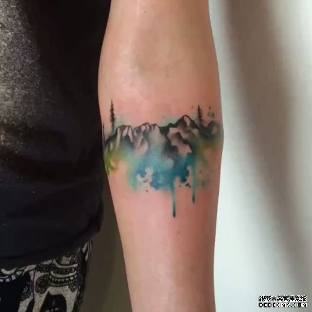 色彩山风景纹身图案