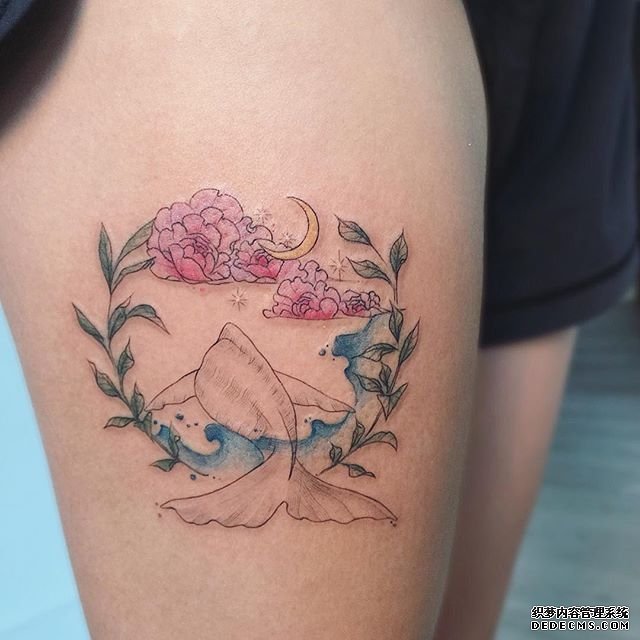 大腿色彩花环鲸纹身