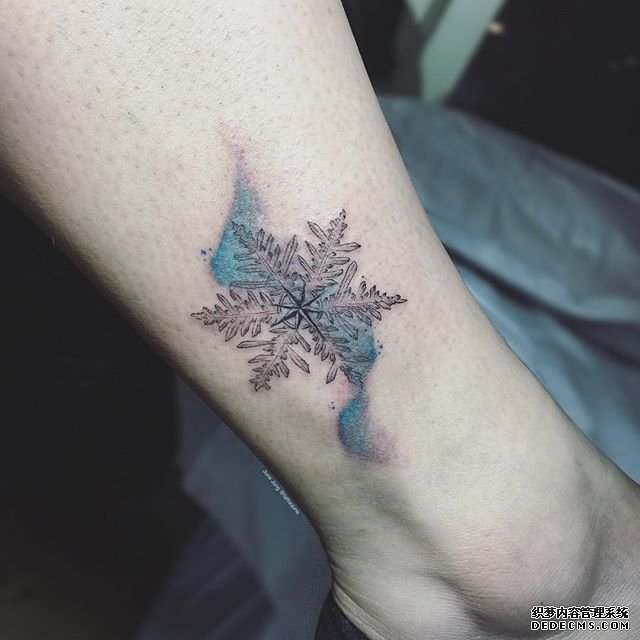 脚踝色彩晕染雪花纹身