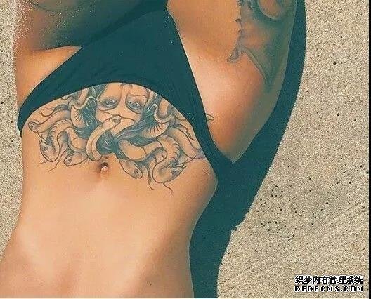 前方注意：这个部位的纹身，让人一不小心就污了！