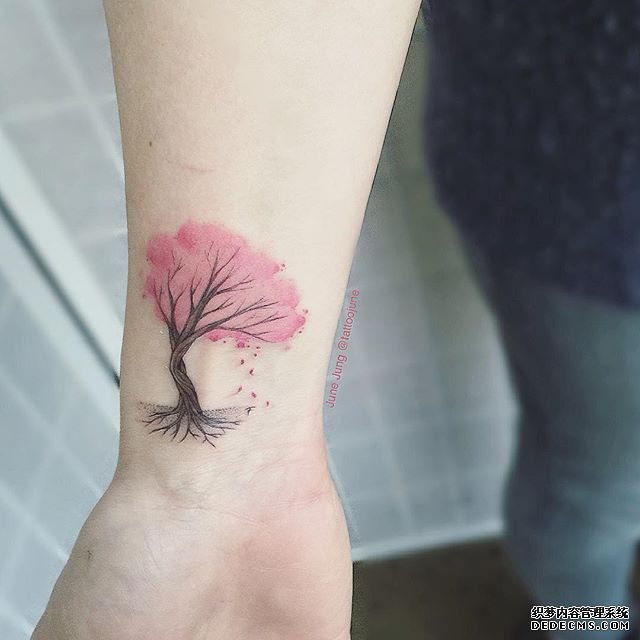 手腕简约色彩树纹身