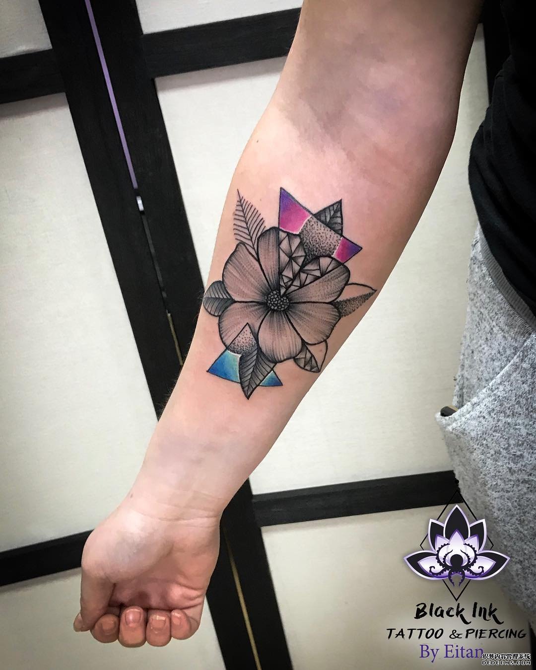 花朵几何色彩黑灰纹身图案