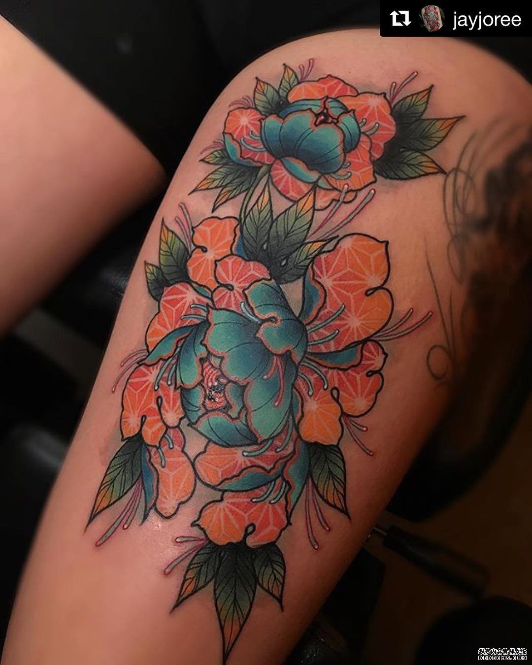 色彩花朵大腿纹身图案