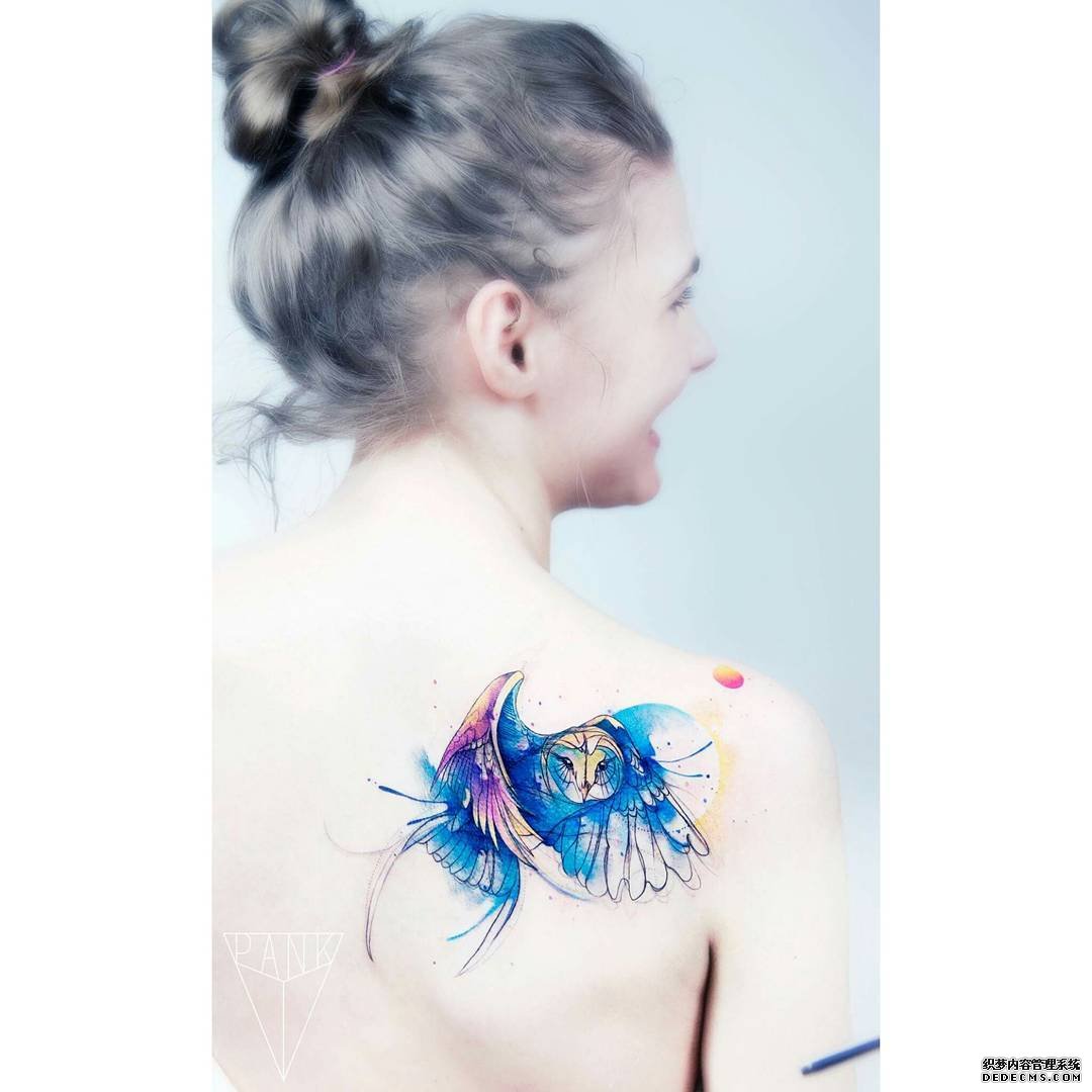 色彩鸟肩部纹身图案