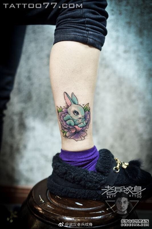 色彩兔子脚腕纹身作品