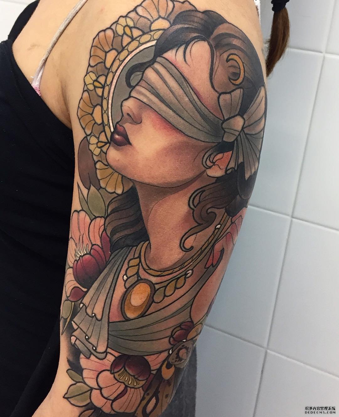 上臂女郎纹身图案