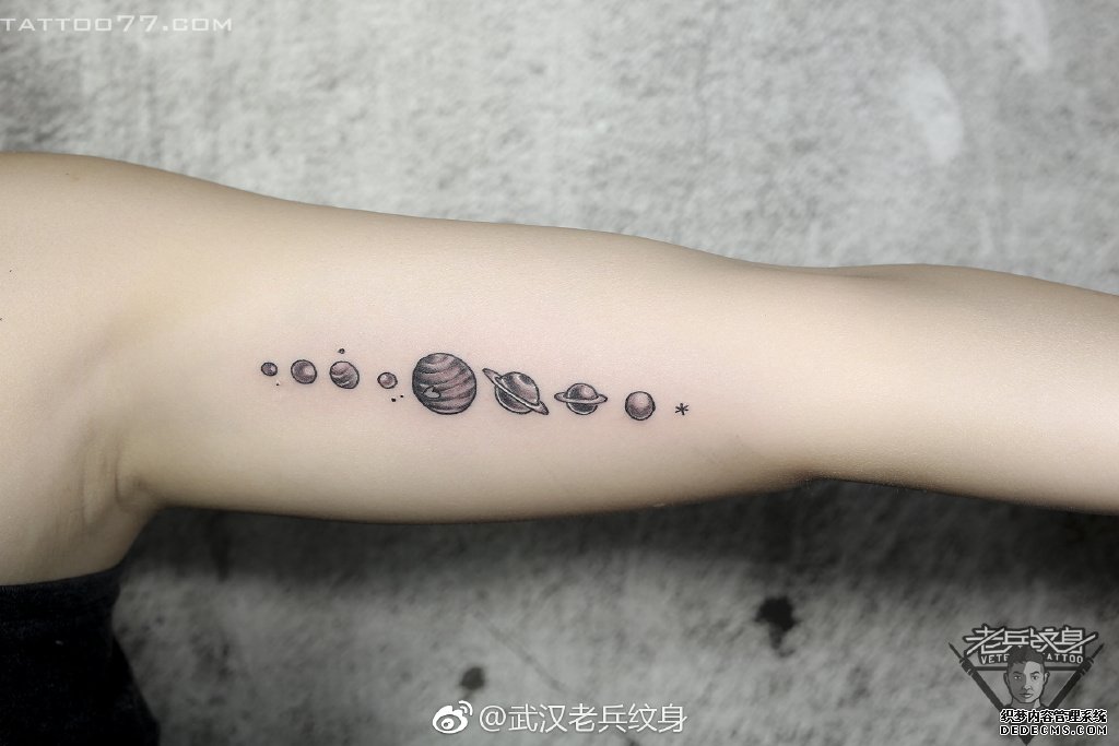 黑灰行星手臂纹身图案
