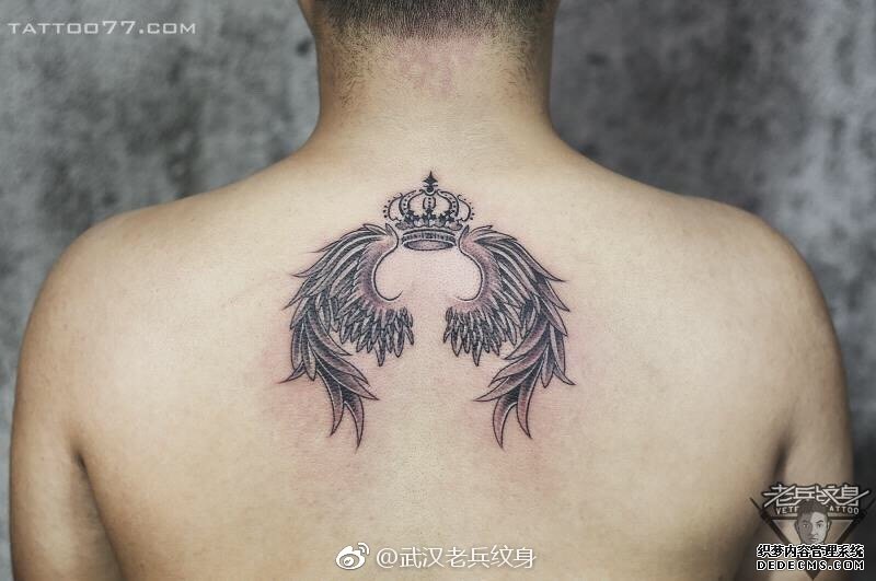 黑灰翅膀皇冠背部纹身作品