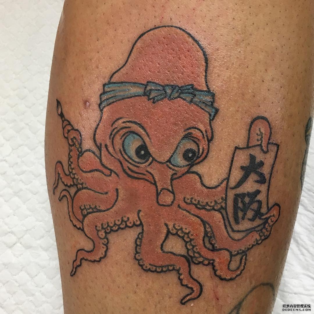 腿部章鱼纹身图案