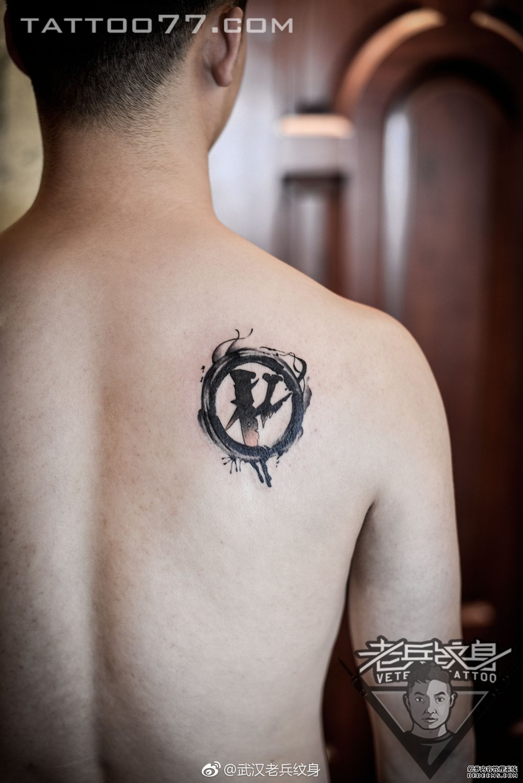 黑灰泼墨肩部tattoo作品