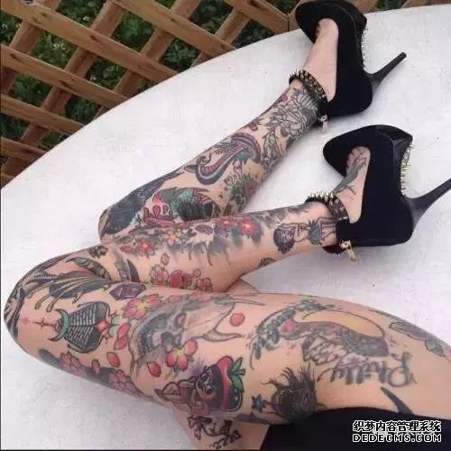 我屮艸芔茻，这腿，哦不是！这纹身真好看！