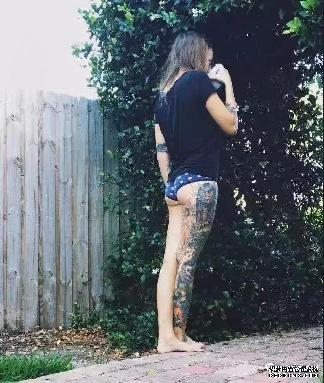我屮艸芔茻，这腿，哦不是！这纹身真好看！