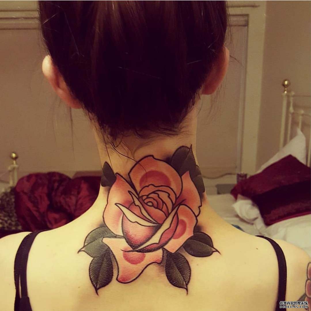 脖子玫瑰纹身图案
