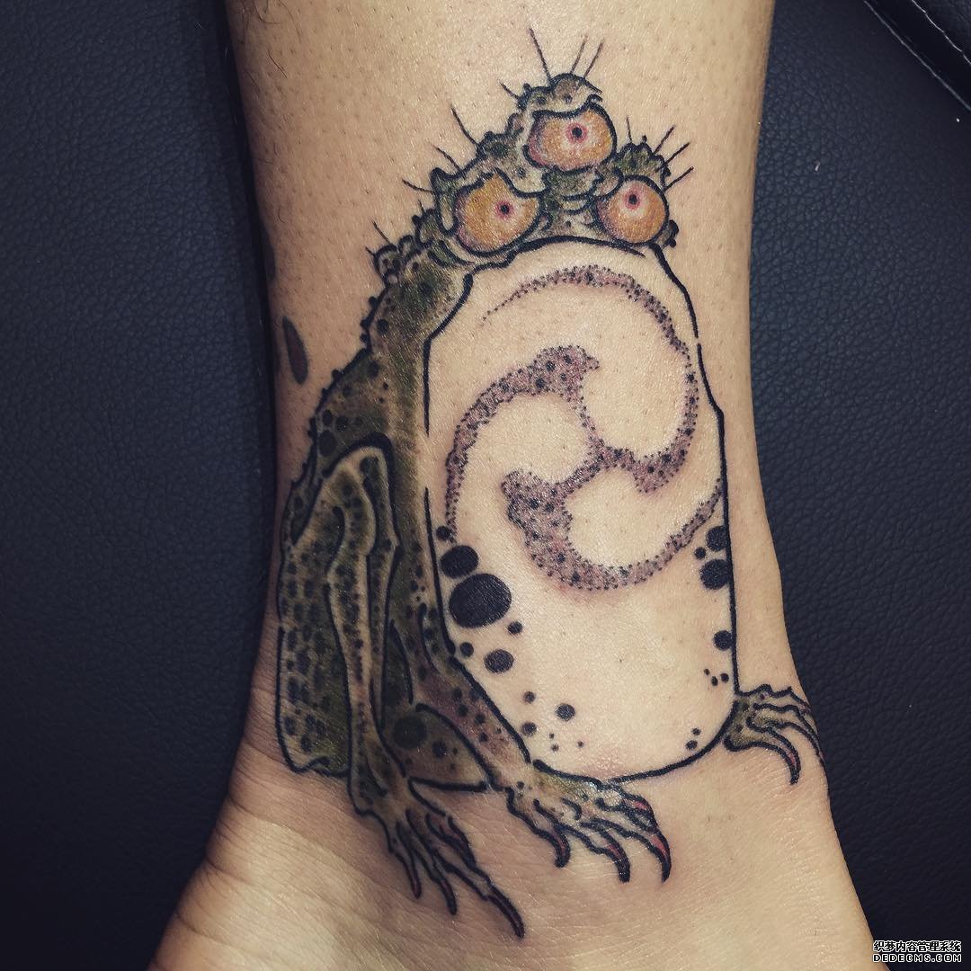 脚踝青蛙纹身图案