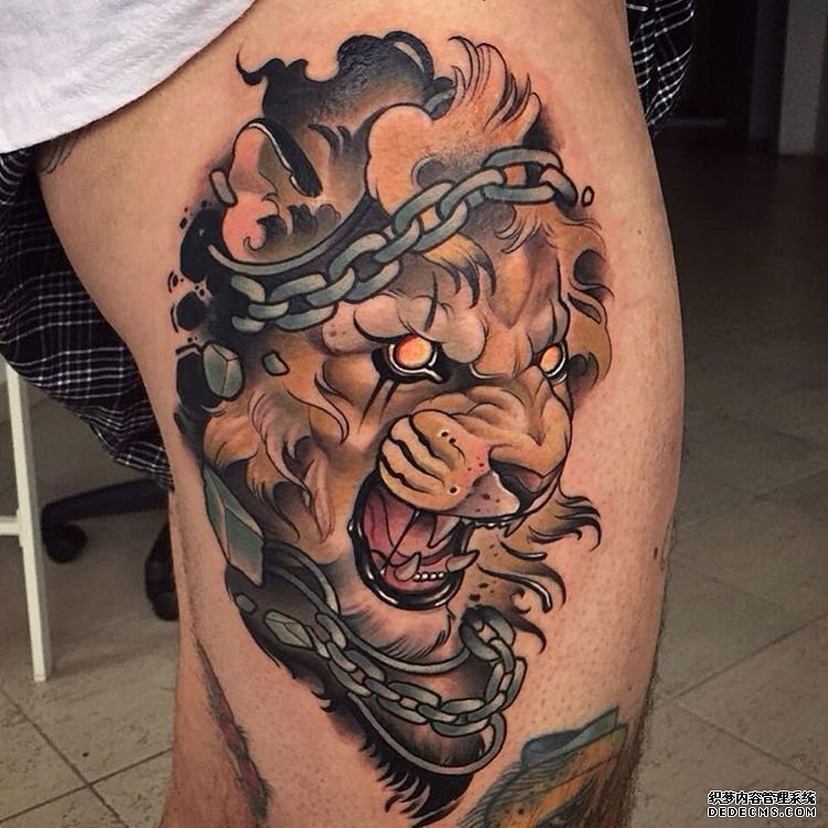 上臂狮子纹身图案