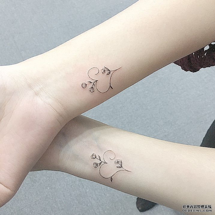 爱心花手腕纹身图案