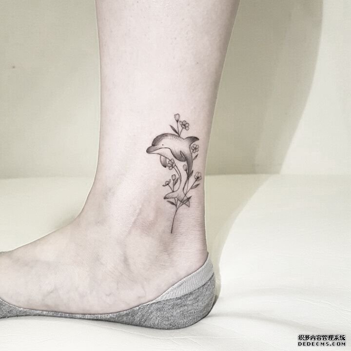 黑灰海豚花脚腕纹身图案