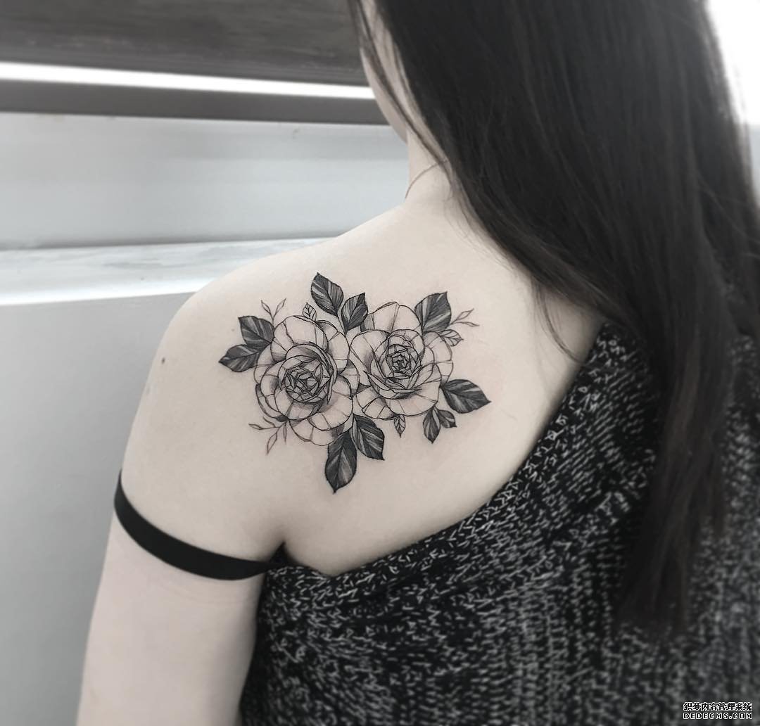 黑灰花背部纹身图案