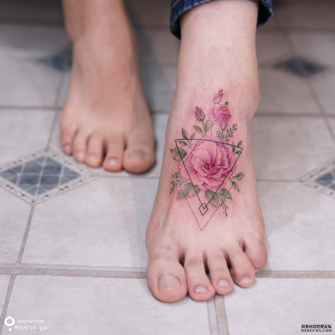 脚背花卉几何线条纹身
