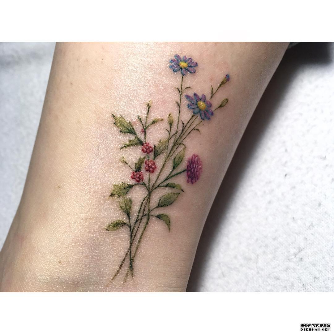 脚腕简约花卉纹身图案