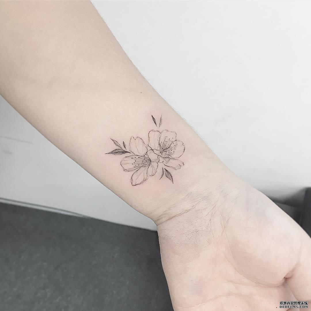 黑灰花手腕纹身图案