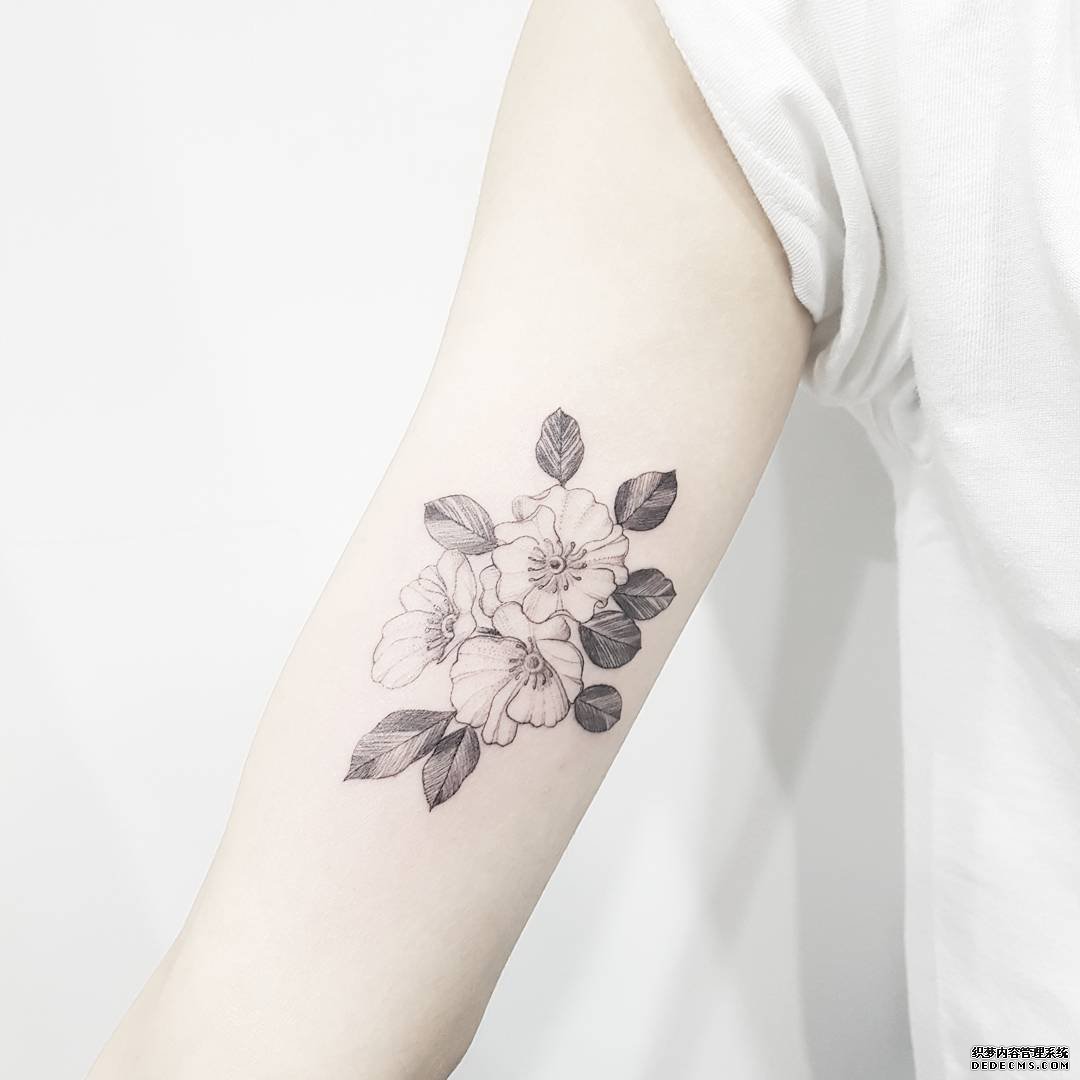 黑灰花手臂文身图案