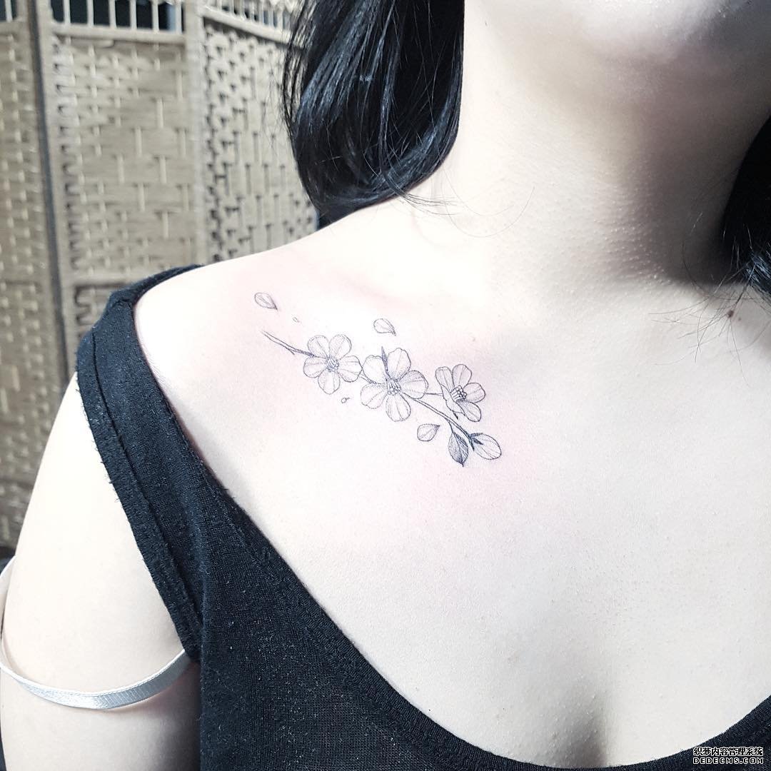 黑灰花锁骨纹身图案