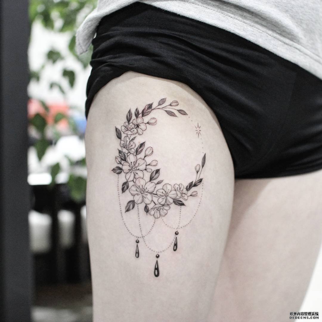 黑灰花环大腿文身图案