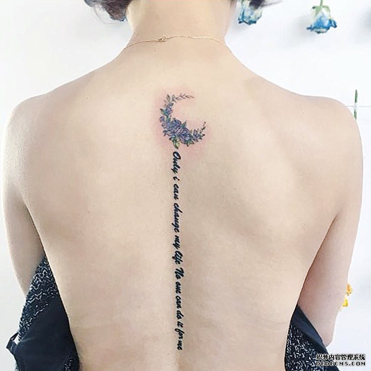 色彩花环英文背部纹身图案