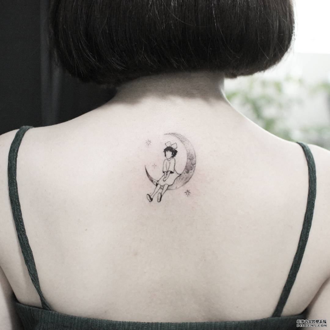 黑灰魔女月亮背部纹身图案