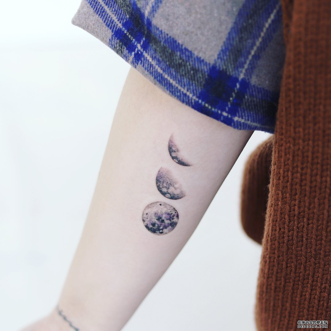 手臂简约黑灰星球纹身