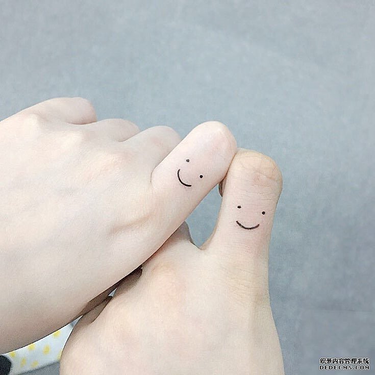 简笔情侣微笑手指纹身图案