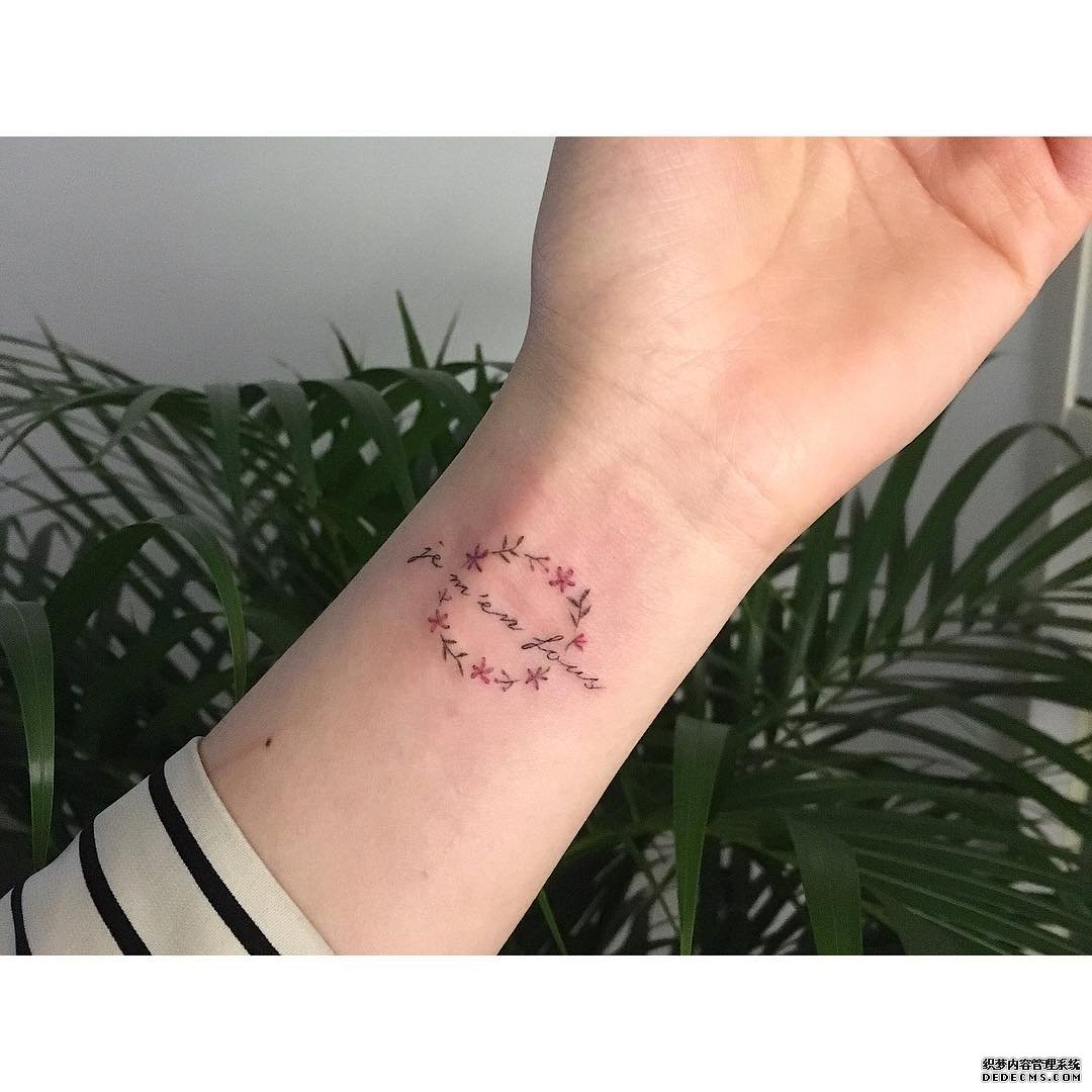 手腕花环纹身图案