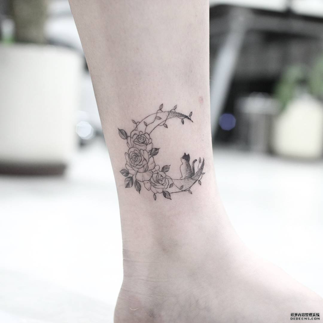 黑灰月亮花朵猫纹身图案
