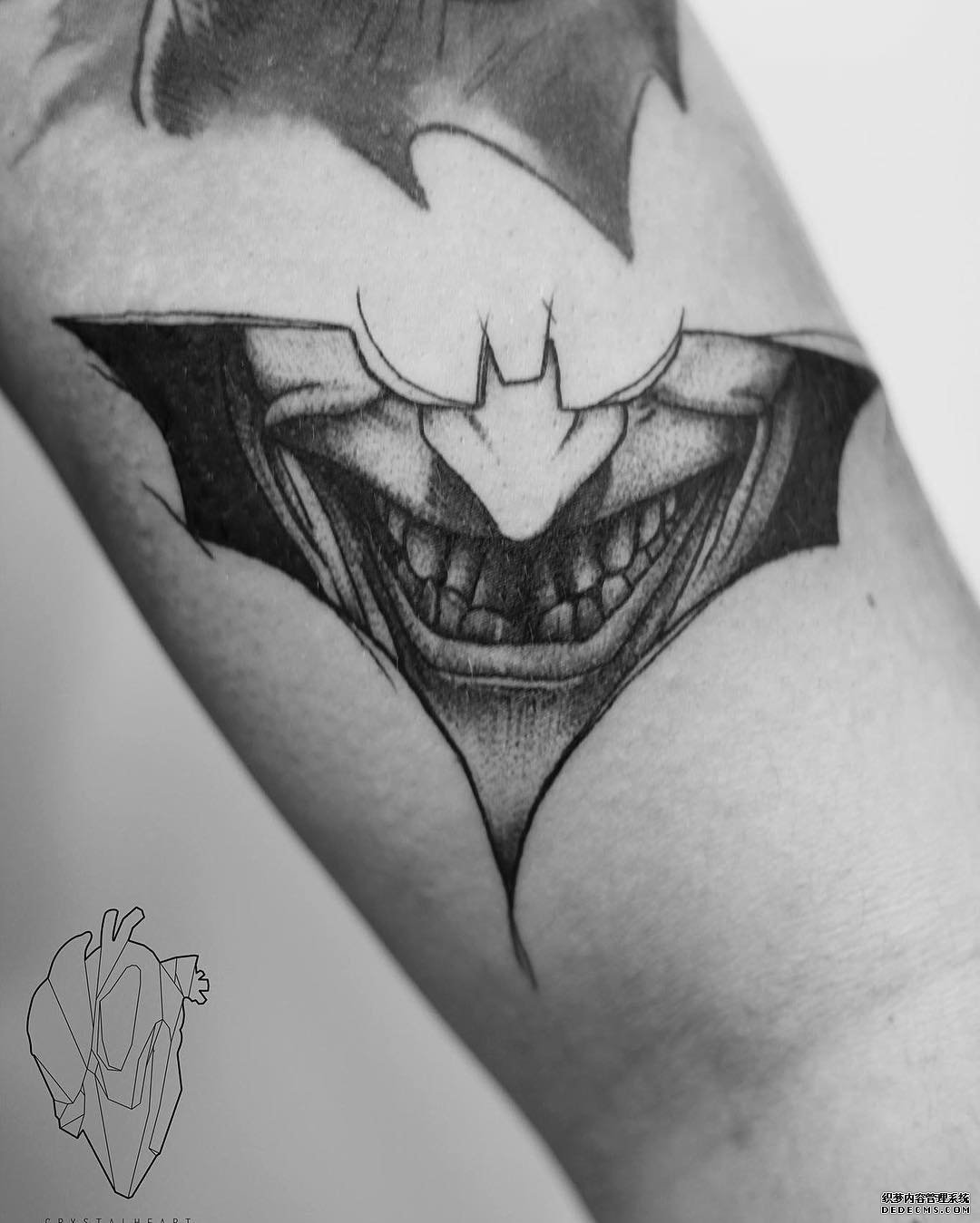 黑灰蝙蝠小丑手臂纹身图案