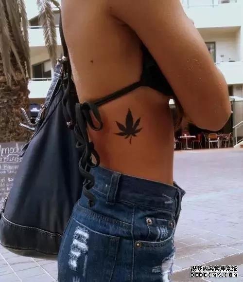 腰是好腰，就是这纹身.....有点太妖娆了...