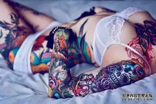 腰是好腰，就是这纹身.....有点太妖娆了...