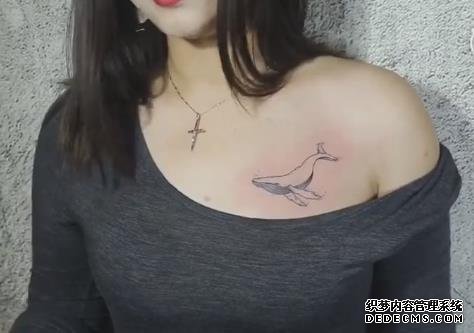 武汉老兵纹身打造的肩部鲸鱼纹身视频