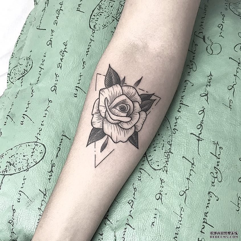 手臂黑灰几何花纹身