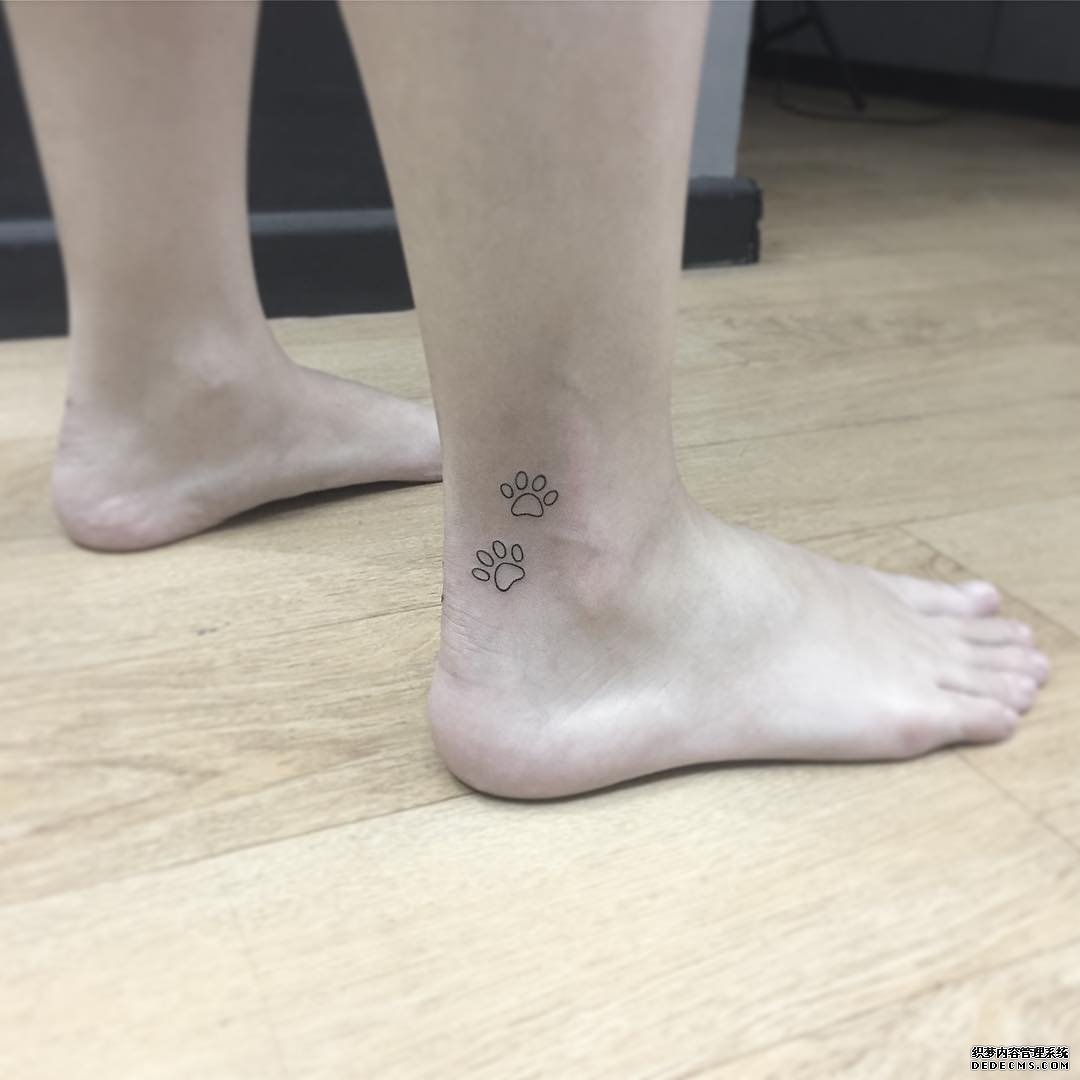 脚腕脚印纹身图案